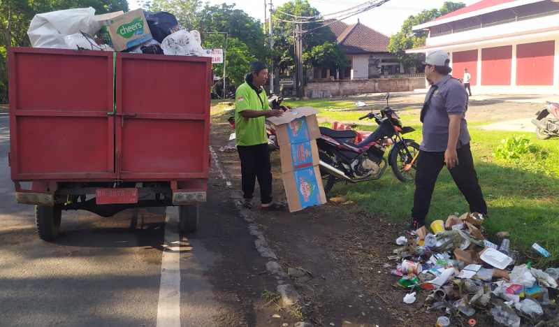 TERKUMPUL SATU  TON: Salah satu sudut kawasan parkir Kargo Gilimanuk. (m.basir)
