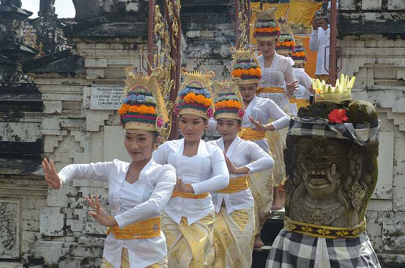 ilustrasi prosesi ritual di Pura Jagatnatha, Denpasar. (adrian suwanto/radar bali)