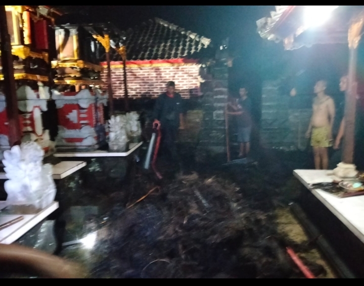 JADI ARANG : Rumah I Nyoman Suwedana di Banjar Dinas Dukuh, Desa Penebel, Tabanan, hangus terbakar. (ist)
