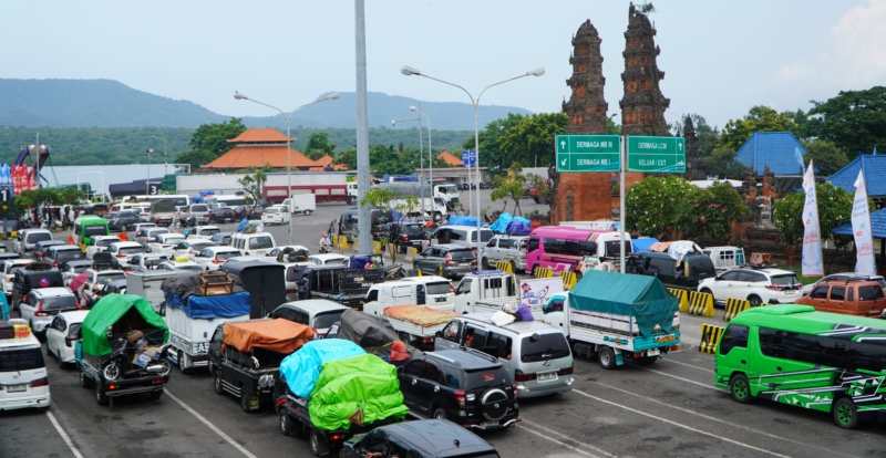 PERLU PULUHAN JAM TERURAI : Suasana macet horror di Kawasan Pelabuhan Gilimanuk, Jembrana. (M.Basir/Radar Bali)