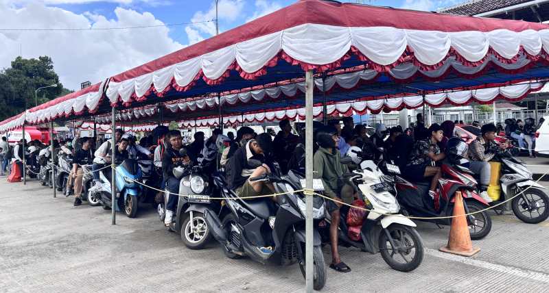 LEBIH BANYAK YANG MENYEBERANG MALAM : Antrean pemudik yang akan menyeberang melalui Pelabuhan Padangbai menuju Lembar,Lombok,NTB, Selasa (17/3/2026). (zulfika rahman/radar bali)
