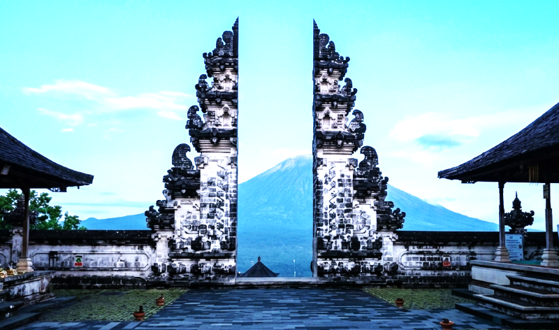 ilustrasi Pura Lempuyang , Karangasem. (gambar digital gemini-radar bali) 