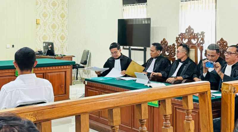 SIDANG PERDANA: Aktivis mahasiswa Tomy Priatna Wiria. (ist)