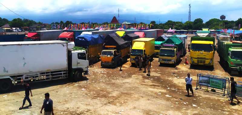 CEGAH TEROR MACET HOROR : Kendaraan barang yang dikandangkan di Parkir Kargo Gilimanuk. (foto: M.Basir/Radar Bali)