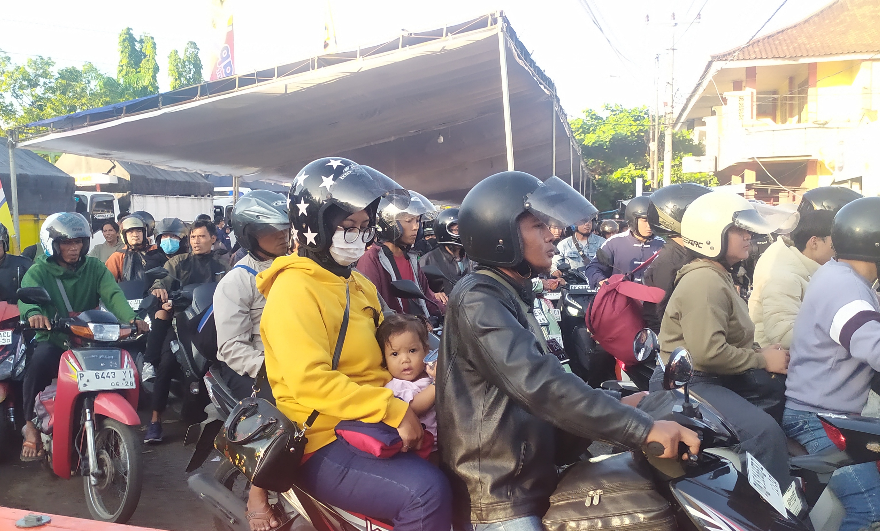 PERLU STAMINA PRIMA : Pemudik naik motor bersama balitanya. (M.Basir/Radar Bali)
