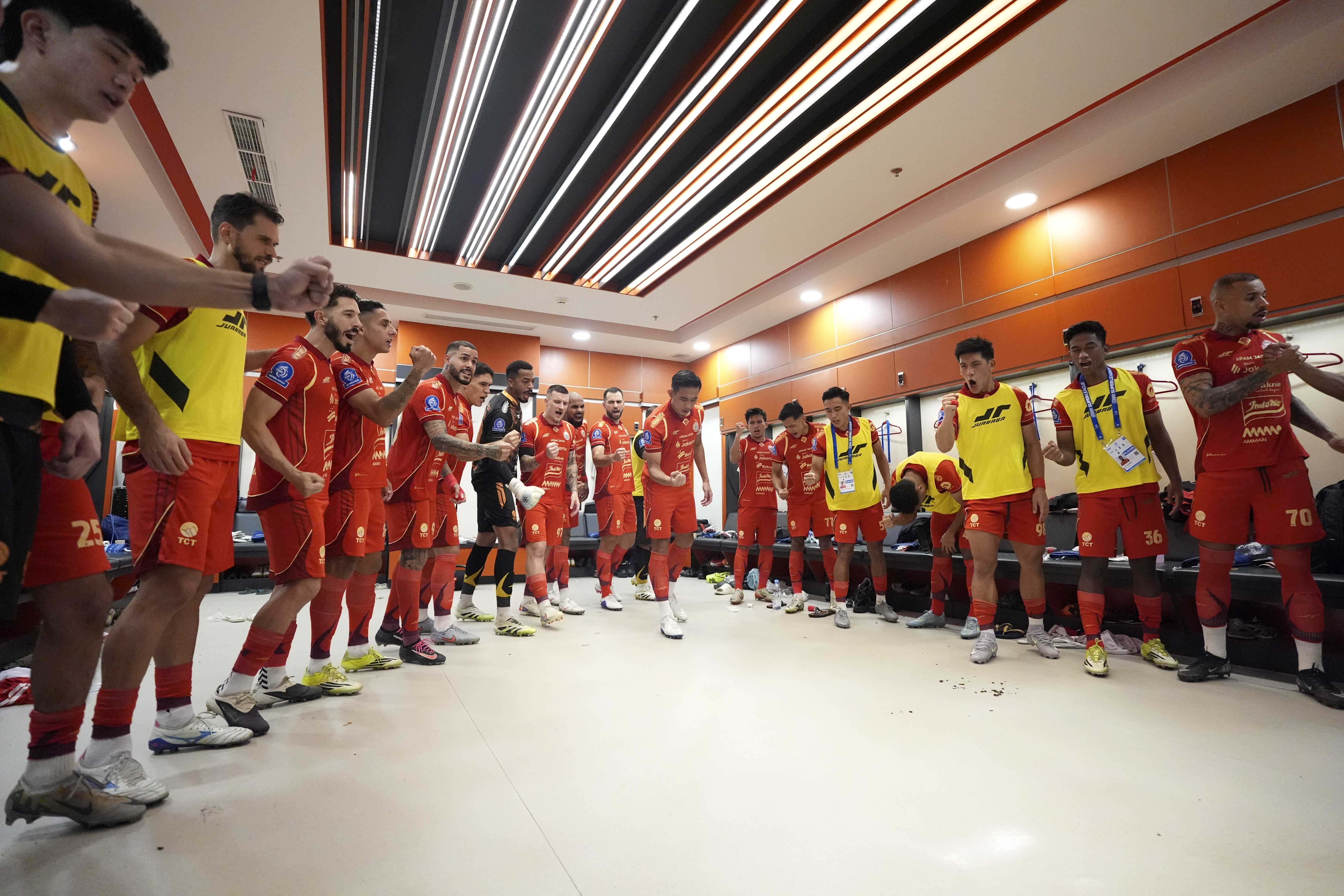 Para pemain Persija di ruang ganti. Gagal menang lawan Dewa United, Pelatih Persija Mauricio Souza &amp; Maxwell Souza bidik poin penuh di kandang Bhayangkara FC.