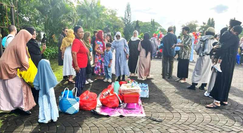 SANTAI SEUSAI SALAT ID : Bu Kadek hari ini (20/3/2026) berjualan di Lapangan Renon, Denpasar. Besok Sabtu(21/3/2026) bisa jualan di Lumintang.(Muhammad Fajar Bagaskara untuk Radar Bali)