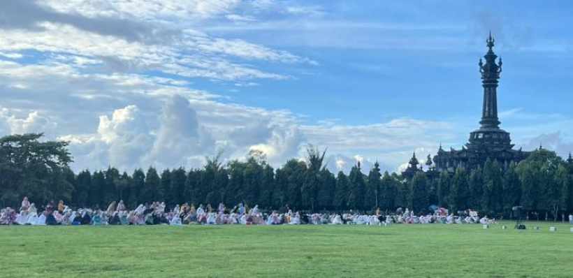 SALAT IDULFITRI  DI RENON: Suasana salat Idulfitri di Renon Denpasar, Jumat hari ini (20/3/2026). (miftahuddin/radar bali)