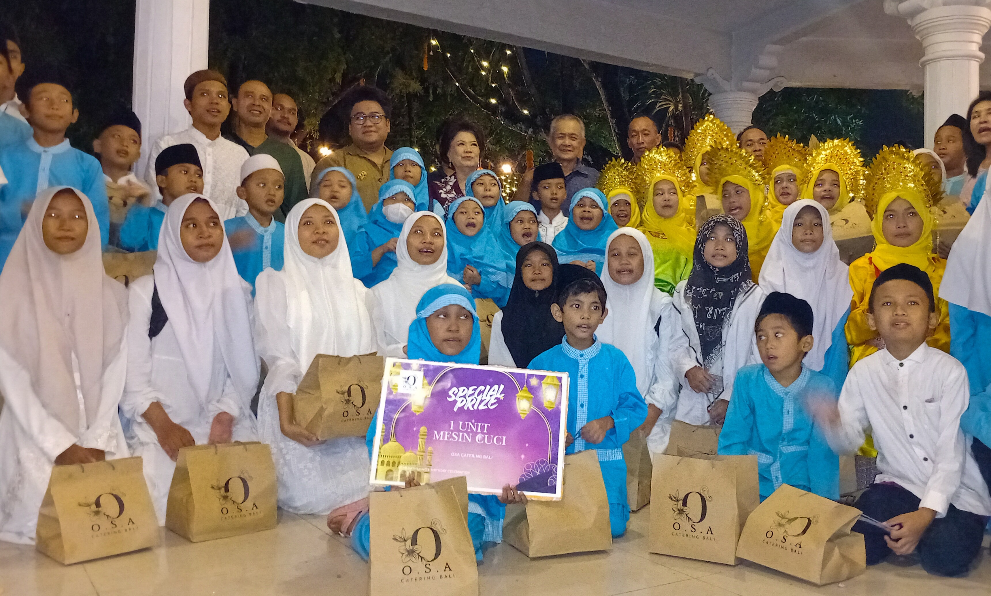 BERBAGI: Panti Asuhan Sakinah mendapat 1 mesin cuci pada acara buka bersama OSA Catering Bali.  