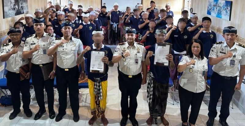 POTONGAN HUKUMAN: Pemberian remisi kepada 40 warga binaan Rutan Kelas IIB Klungkung, (foto: Rutan Kelas IIIB Klungkung)