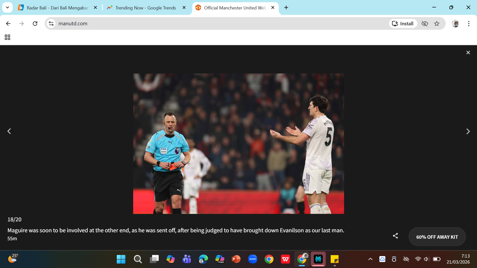 Bek MU Harry Maguire mendapat kartu merah setelah mengganjal Evanilson. 