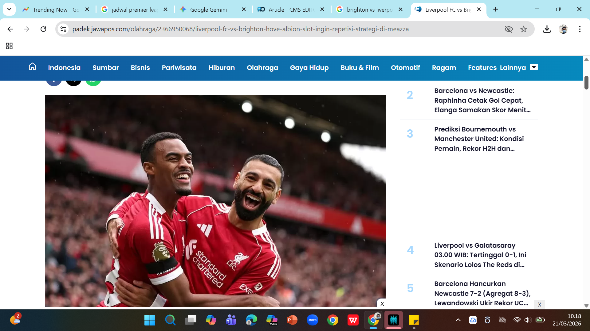 Mohamed Salah (kanan) dan striker Liverpool FC Alexander Isak (kiri). Mo Salah dipastikan absen dalam laga melawan Brighton  karena cedera.