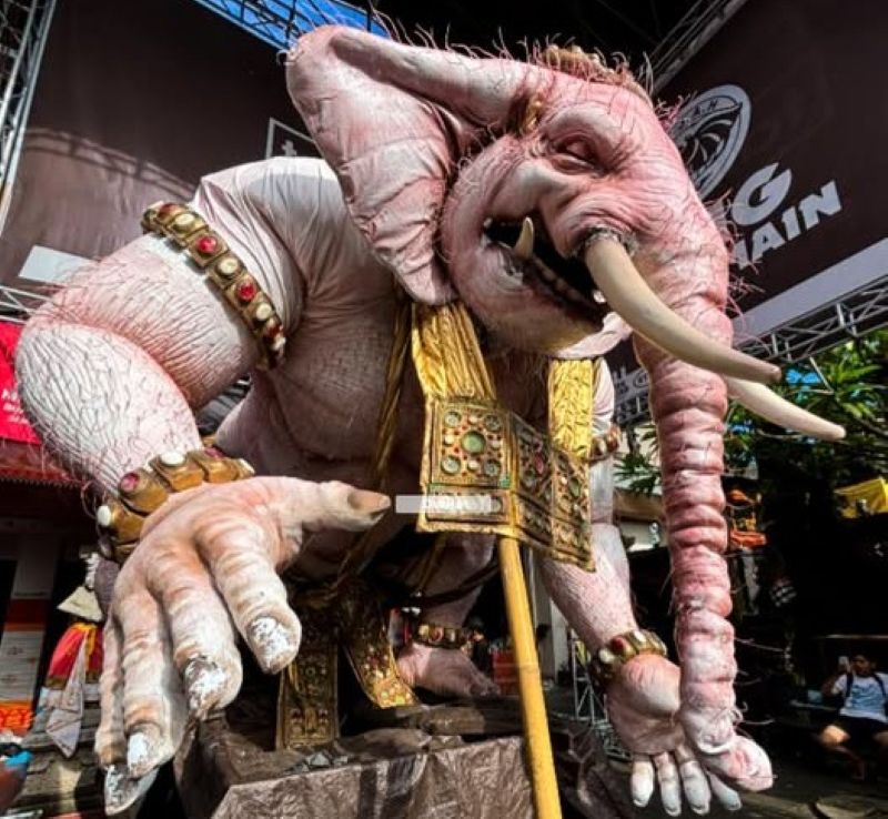 GAJAH NAN DETAIL : Ogoh-ogoh gajah di Banjar Tainsiat, Desa Dangin Puri Kaja, ini bak karya film animasi saja layaknya. (Made Dwija Putra/Radar Bali)