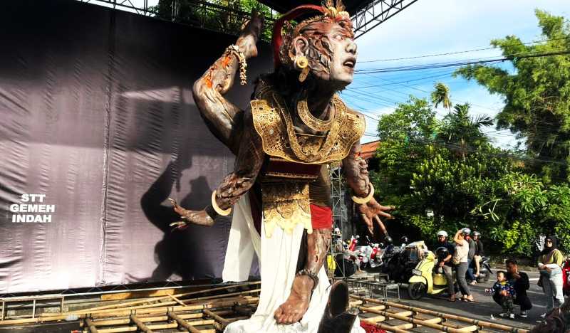 MENYALA KALAU MALAM : Ogoh-ogoh Sapa Warang di Banjar Gemeh, Dauh Puri Kangin, Denpasar, ini dilengkapi pencahayaan elektronik, bisa menyala malam hari.(foto:Muhammad Fajar Bagaskara untukRadar Bali )