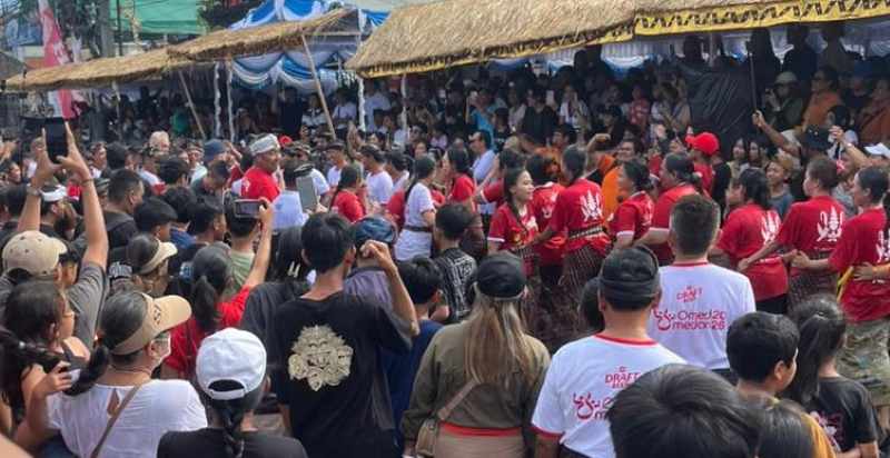 SELALU HEBOH : Omed-Omedan khas Banjar Kaja, Desa Sesetan, Denpasar Selatan, selalu heboh oleh hiteria muda-mudi. (foto: Muhaamd Fajar Bagaskara untuk Radar Bali)