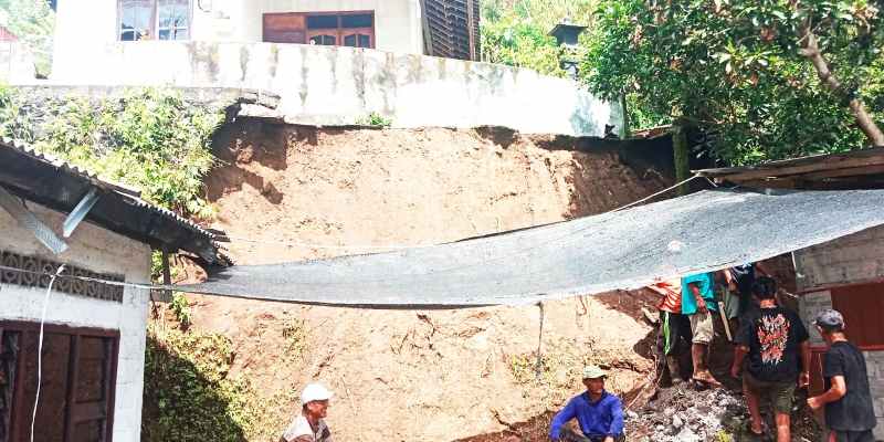 TERDAMPAK CUACA EKSTREM : Salah satu rumah yang terkena longsor, akibat hujan dan angin kencang di wilayah Kecamatan Busungbiu, Kabupaten Buleleng. (.BPBD Buleleng untuk Radar Bali)