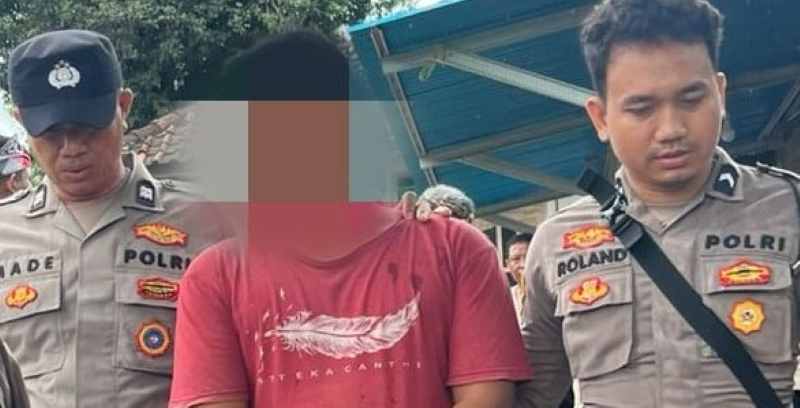 DIRINGKUS POLISI : Komang Agus Sudiartawan (tengah) ditangkap seusai kejadian penebasan pamannya sendiri. (Foto: Polres Buleleng untuk Radar Bali)