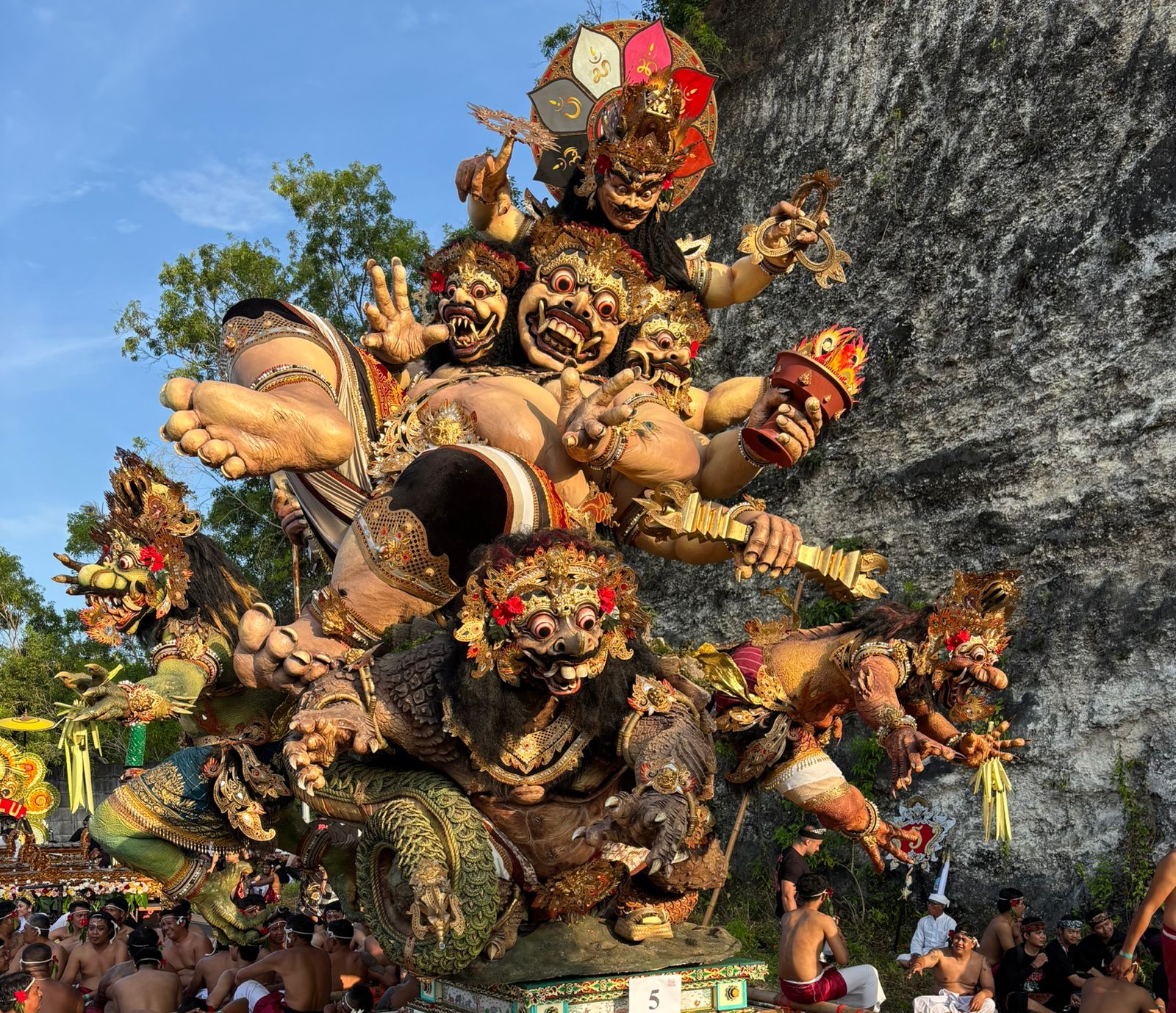 JUARA: Ogoh-ogoh Juara I dan Juara Favorit karya ST Yowana Pratyaksa, Br Bualu, Kelurahan Benoa, Kuta Selatan dengan tema ogoh-ogoh &rdquo;Roga Sanghara Bhumi&rdquo;.