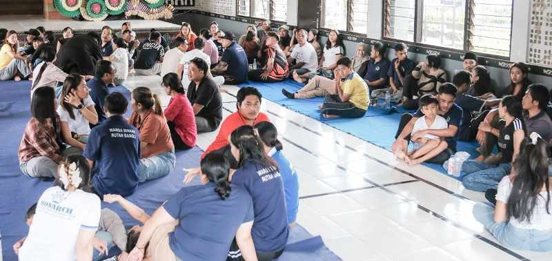 MOMEN HARU : Suasana haru di Aula Graha Jagadhita Rutan Kelas IIB Bangli, saat warga binaan bertemu keluarga.(humas rutan Bangli)