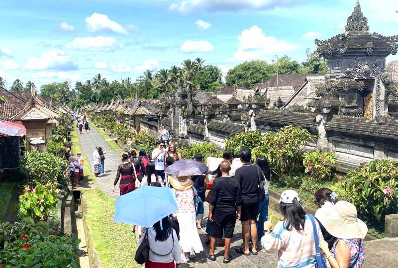RAMAI PENGUNJUNG : Suasana di Desa Wisata Penglipuran, Bangli, yang ramai seusai Nyepi. (foto:istimewa)