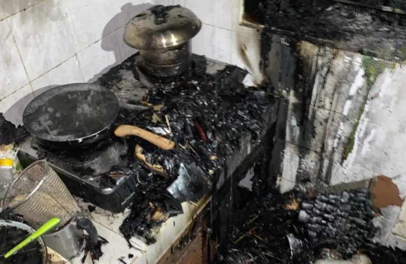HANGUS TERBAKAR : Kebakaran dapur warga  kawasan Jalan Tukad Yeh Aya VI, Kelurahan Panjer, Denpasar. (foto: polsek densel)