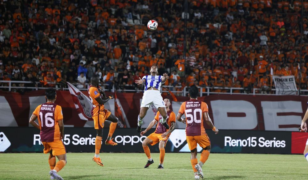 Striker Persib Uilliam Barros ditempel lima pemain Borneo FC dalam pertandingan tunda pekan ke-25 di Samarinda. Kedua tim bersaing hingga akhir musim dengan selisih 4 poin.  
