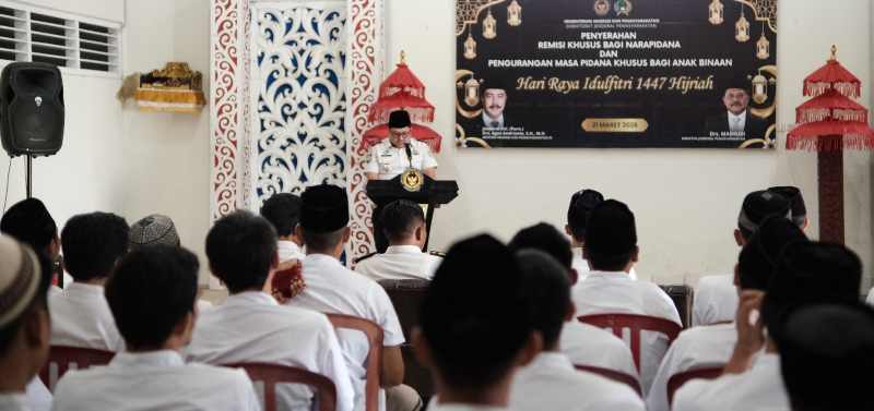 POTONGAN HUKUMAN : Suasana pemberian remisi khusus harri raya kepada warga binaan di Lapas Kelasa IIB Tabanan. (juliadi/radar bali)