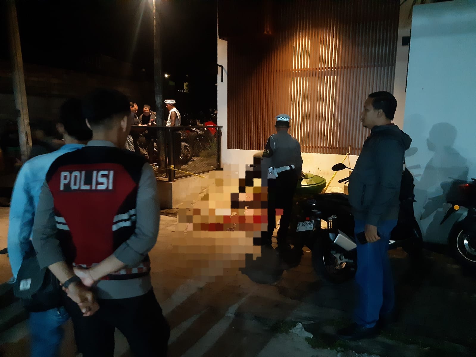 Polisi melakukan olah tempat kejadian perkara penusukan WN Belanda Rene Pouw di Banjar Anyar, Kerobokan, Kuta Utara, Badung. 