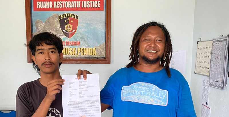 DIDAMAIKAN : Penganiayaan yang dilakukan Adhitya Ayuda Adili (baju biru) terhadap Mohamad Sofi Maleo di Belakang S Mart Desa Batununggul, Nusa Penida.(Foto: Humas Polres Klungkung)