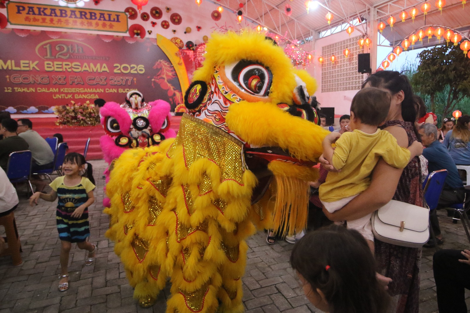 CAP GO MEH: Aksi barongsai saat Cap Go Meh, di sekretariat Pakabarbali di Jalan Pakabar No. 1 (Gunung Soputan), Padangsambian Klod, Denpasar Barat, belum lama ini. (Miftahuddin Halim/Radar Bali)