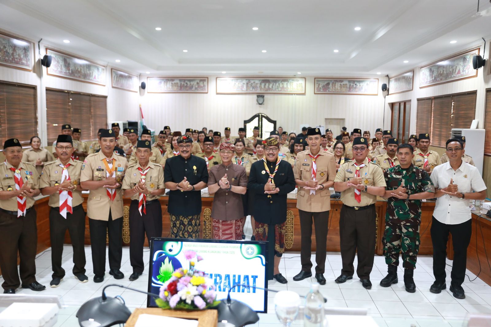 Bupati Klungkung I Made Satria, secara resmi membuka Muscab Gerakan Pramuka Kwarcab Klungkung di Ruang Rapat Praja Mandala Kantor Bupati Klungkung, Senin (23/3). 