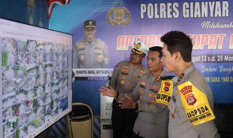 PANTAU LANGSUNG : Kapolda dan Kapolres memantau arus balik Idulfitri 2026 di Pos Masceti, Gianyar. (Foto: Polres Gianyar)