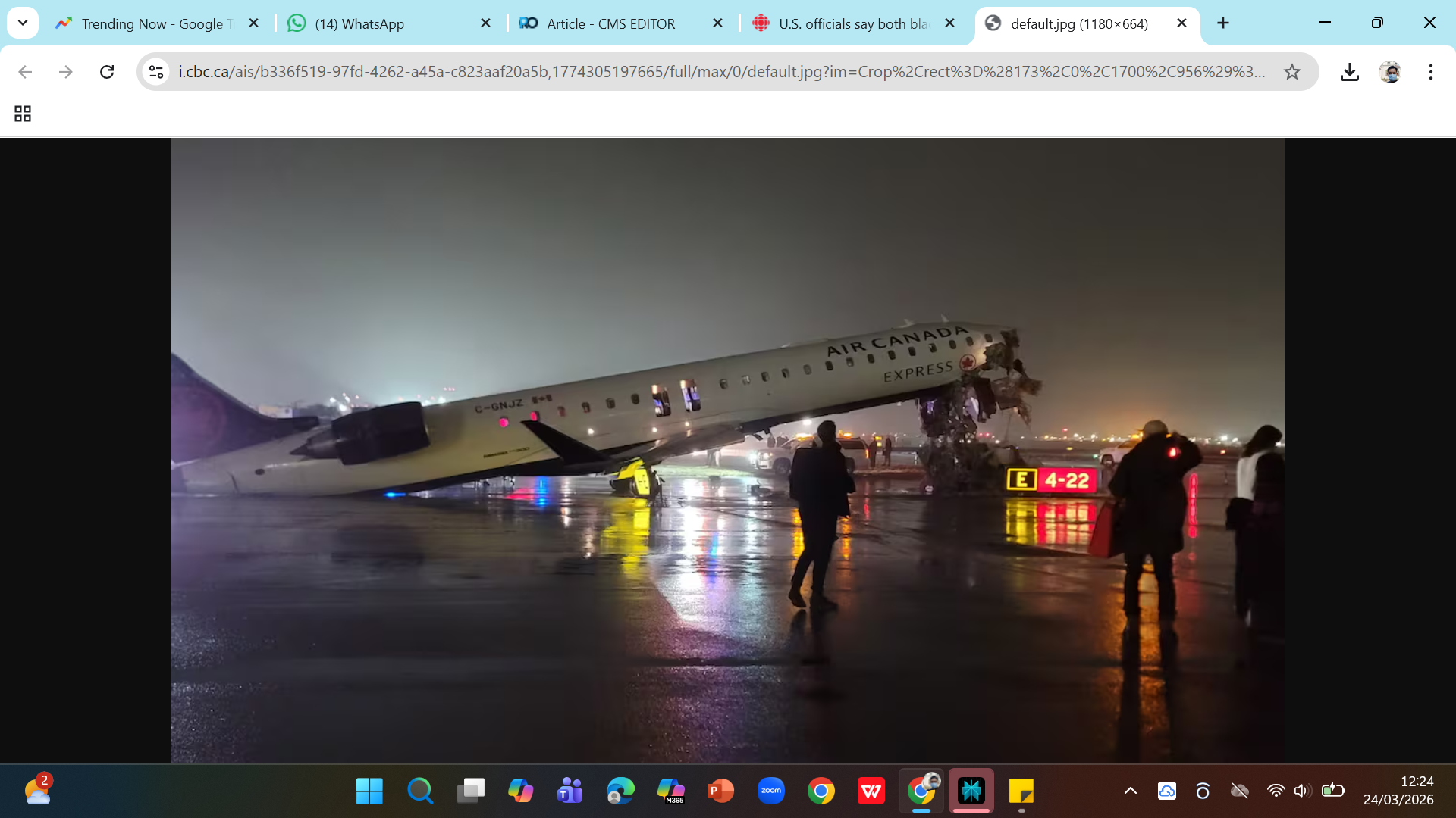 Pesawat RJB 900 milik Air Canada yang menabrak truk di Bandara LaGuardia, New York. Dua pilot tewas dan 72 penumpang selamat dalam kecelakaan yang diduga disebabkan human error petugas bandara. 