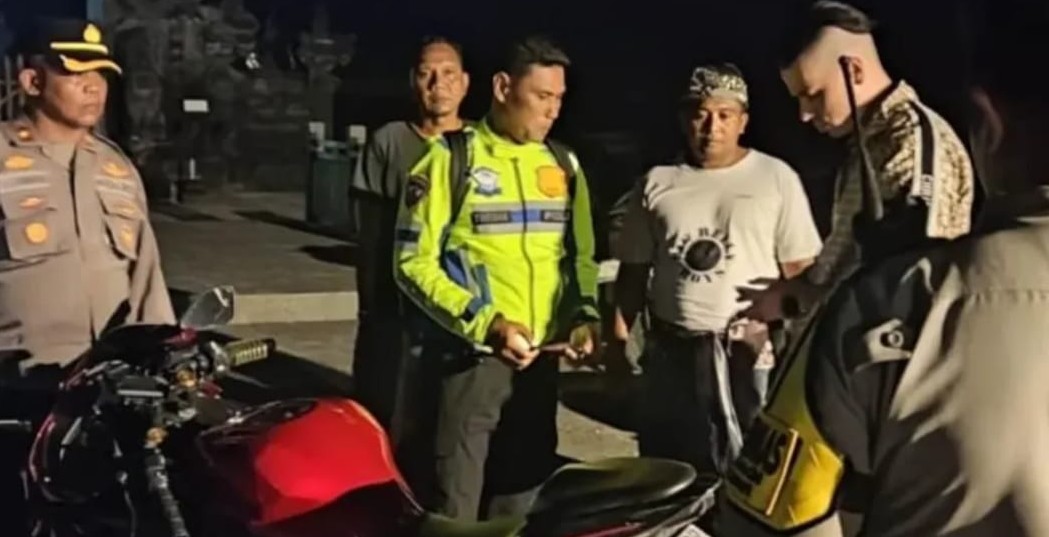 UGAL-UGALAN: Polisi menindak seorang WNA asal Ukraina saat razia aksi ugal-ugalan di Jalan Raya Pantai Cemagi, Mengwi, Badung, Minggu (22/3/2026) malam.(foto:istimewa)