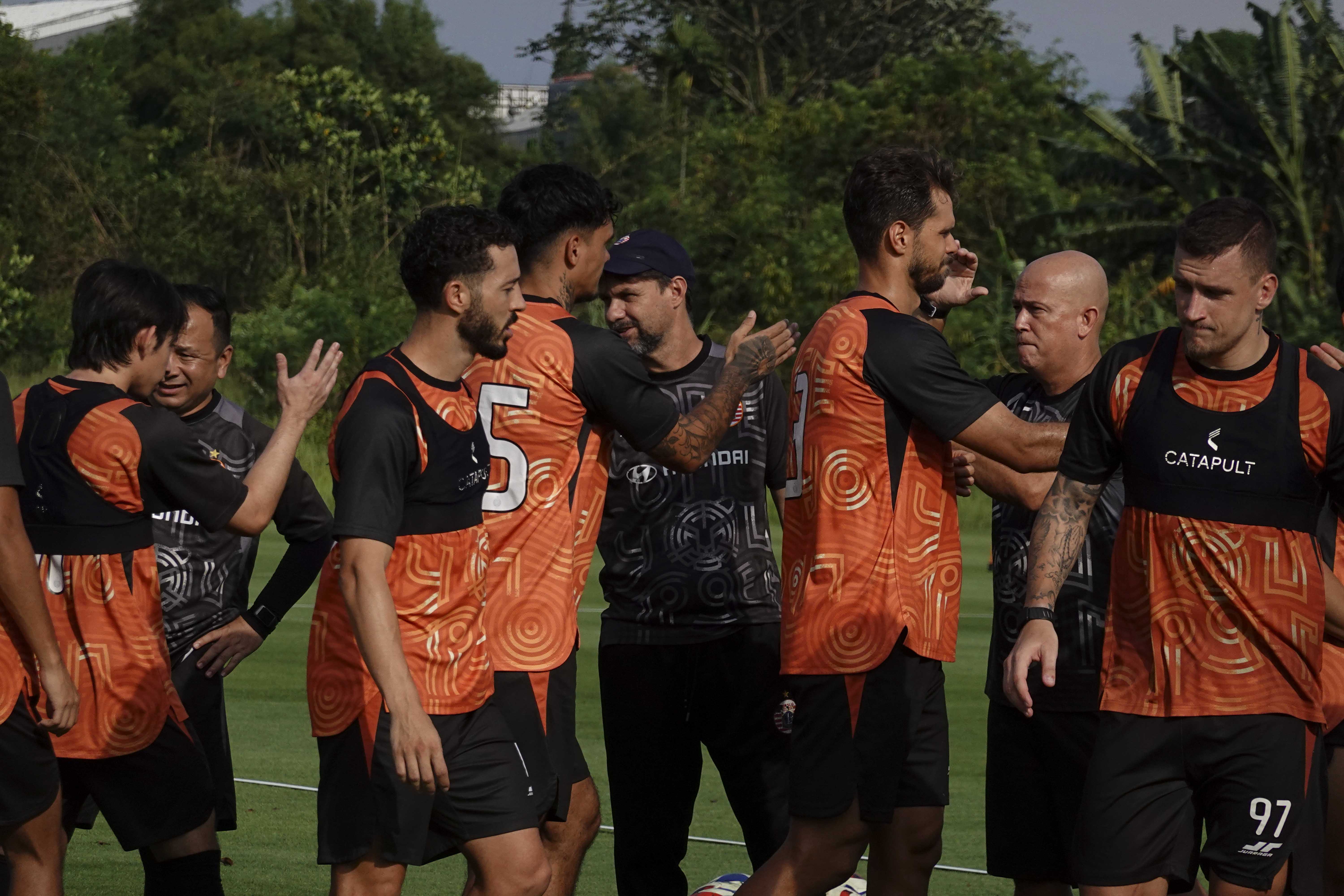 Pemain Persija melakukan halal bi halal di Persija Training Ground Sawangan jelang latihan perdana usai jeda lebaran pada Senin (23/3). 