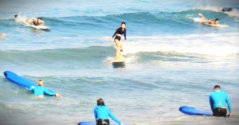 PESONA KEKUATAN OMBAK : Aksi para peselancar memadati ombak pantai. Aktivitas ini menjadi daya tarik wisata olahraga yang terus diminati wisatawan mancanegara.(ist)