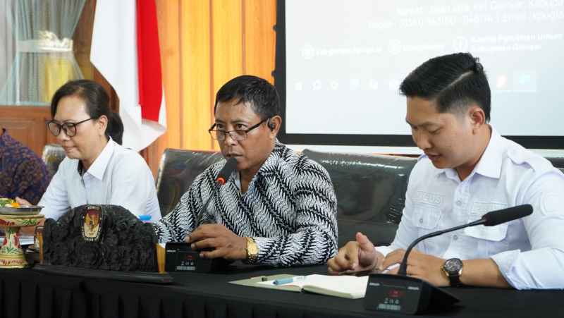 BEBERKAN PENJELASAN : Ketua KPUD Gianyar Wayan Mura didampingi dua Komisioner.(foto:KPUD Gianyar)