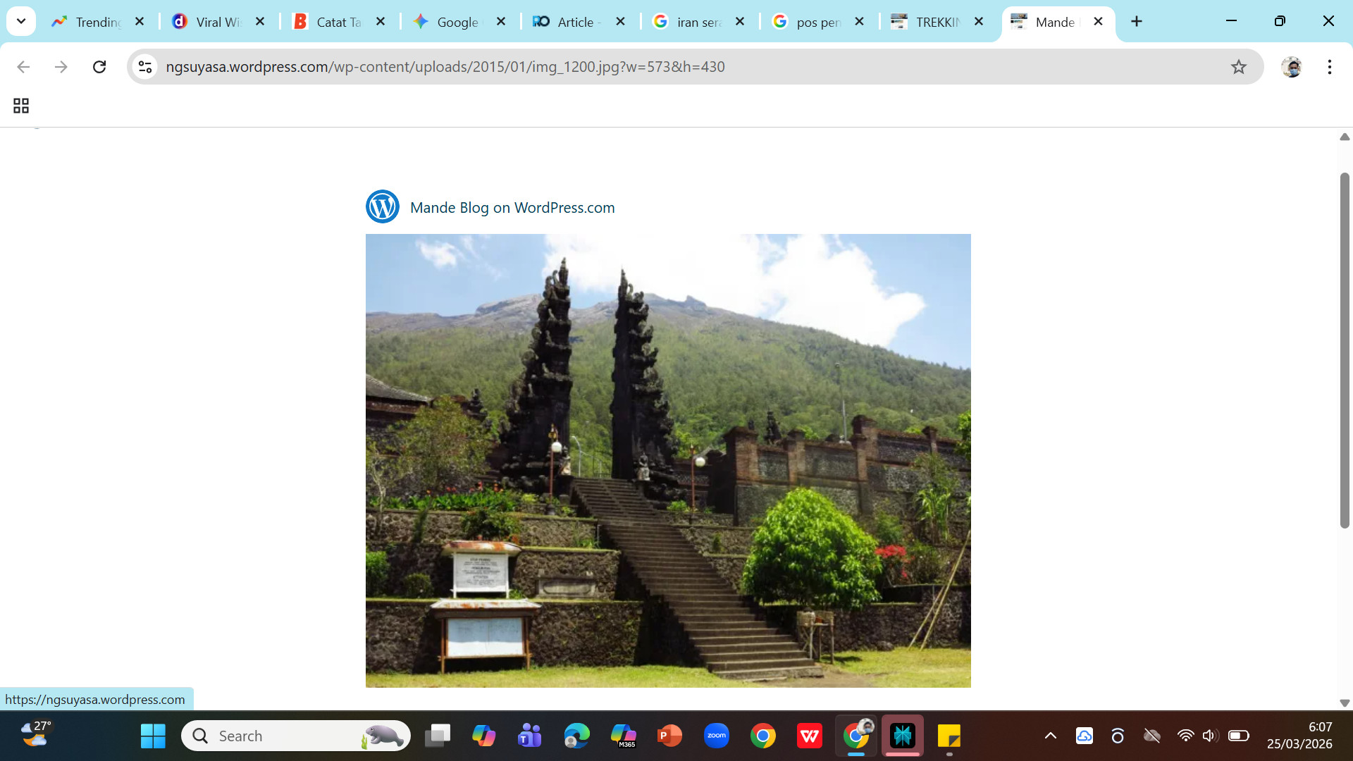 Pura Pasar Agung yang menjadi salah satu pos pendakian Gunung Agung di Karangasem, Bali. 