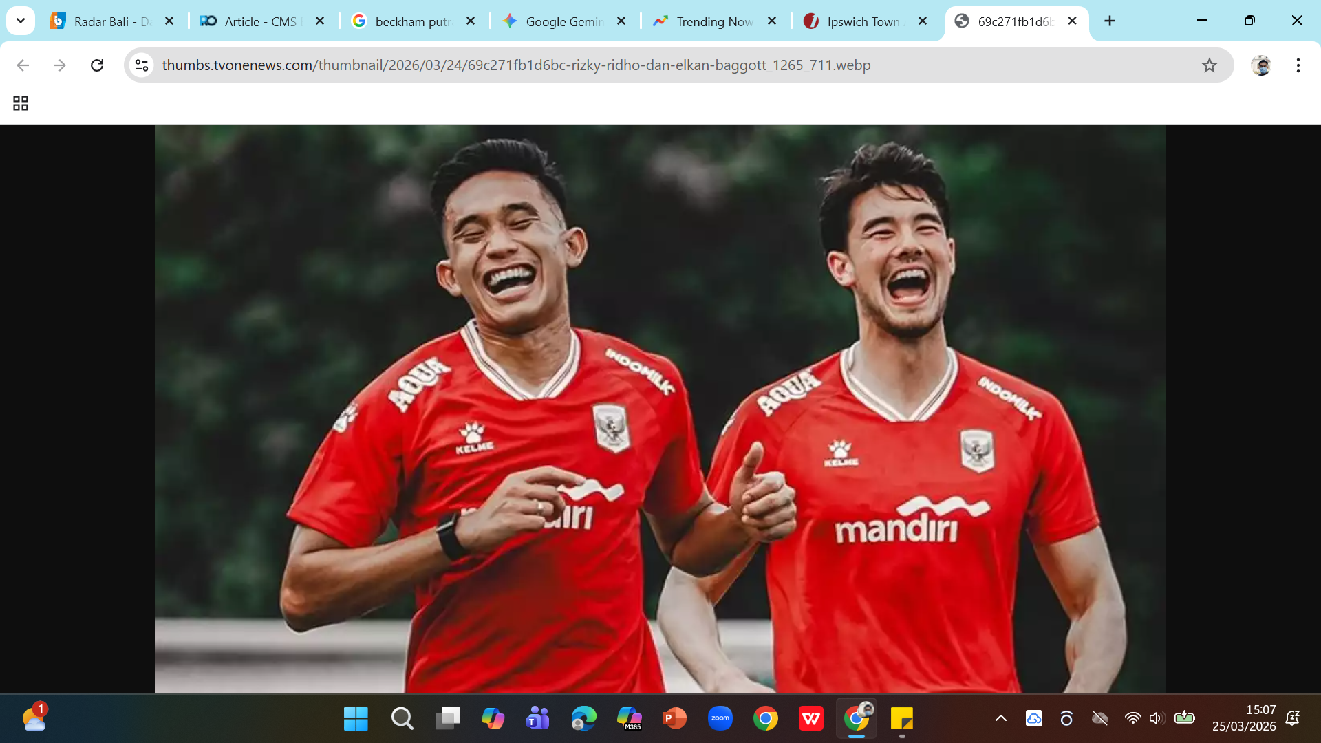 Rizky Ridho dan Elkan Baggott dalam sesi latihan Timnas Indonesia di Jakarta kemarin (24/3).