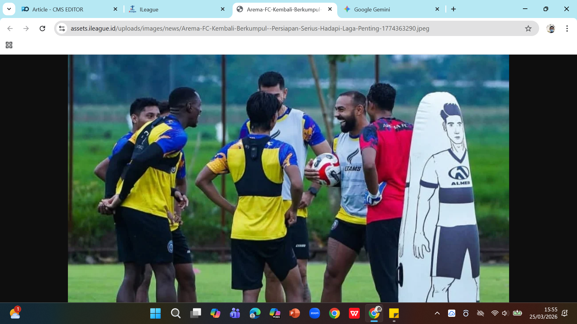 Sejumlah pemain Arema melakukan latihan menjelang bertemu Malut United di Pakis, Malang, kemarin (24/3).
