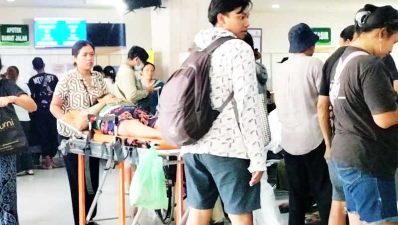 HARUS SABAR ANTRE : Suasana RSUD Sanjiwani usai libur panjang Nyepi-Idulfitri.(ist)