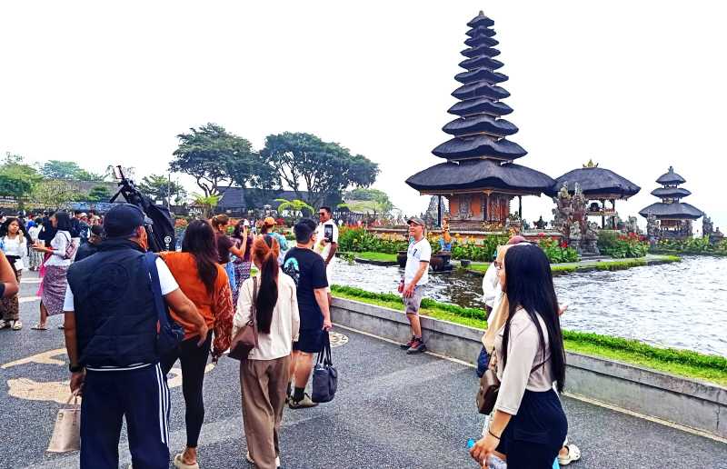 MENURUN SEPARUH PENGUNJUNG : Ulun Danu Beratan, Bedugul, Baturiti Tabanan. (juliadi/radar bali)
