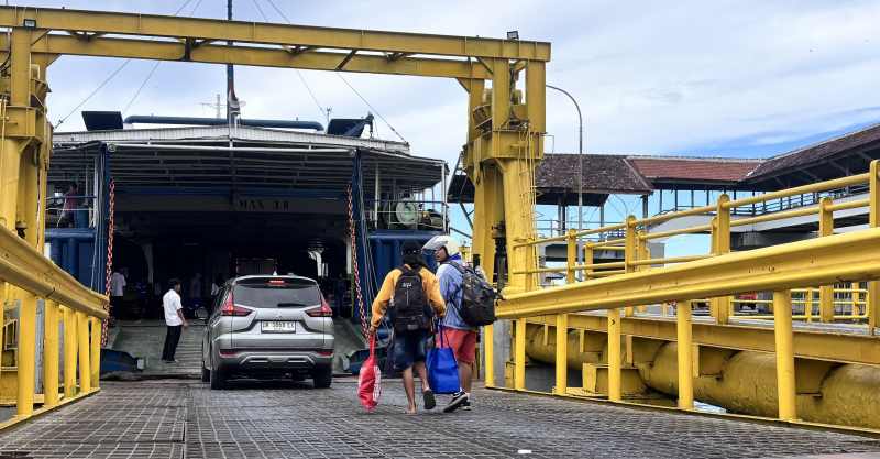 MULAI BALIK KE BALI : Sejumlah penumpang saat akan memasuki kapal di Pelabuhan Padangbai. (Foto zulfika Rahman)
