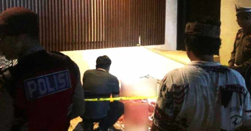 GELAR OLAH TKP: Polisi melakukan olah tempat kejadian perkara di depan vila Amira,Kerobokan, seusai kejadian.(foto:Polres Badung)