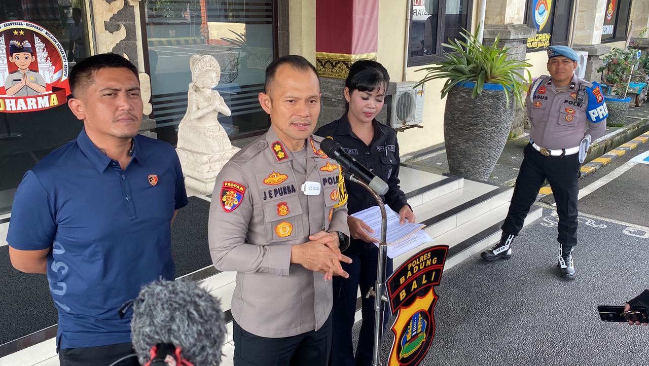 Kapolres Badung AKBP Joseph Edward Purba saat memberikan keterangan pers perkembangan penyelidikan kasus pembunuhan WN Belanda Rene Pouw. 