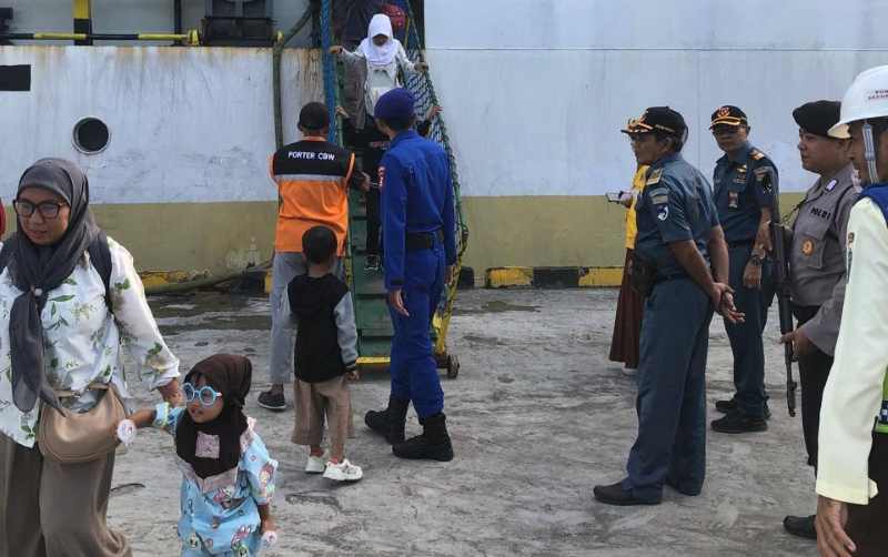 SUDAH BALIK LAGI: Suasana arus balik di Pelabuhan Celukan Bawang. Tercatat 210 orang masuk lewat pintu laut utara Bali.( Foto: KSOP Celukan Bawang untuk Radar Bali)