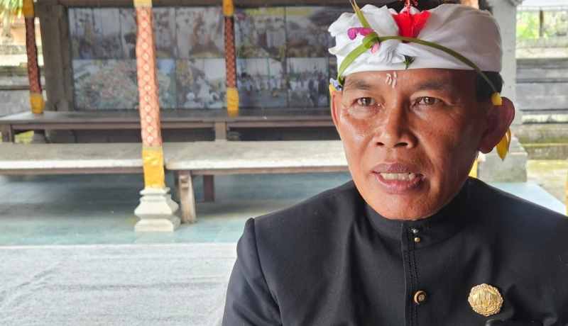 BERI PERINGATAN KERAS : Bendesa Desa Adat Besakih, Jro Mangku Widiartha. (Foto zulfika Rahman)