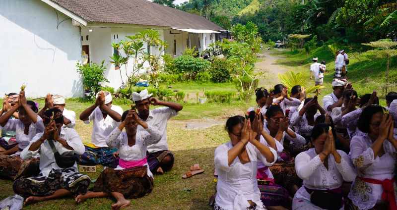 BAKAL DITAMBAH LAGI : Suasana prosesi piodalan di Rumah Deret Santhi Rahayu, Desa Sulang, Kecamatan Dawan. (humas pemkab klungkung)