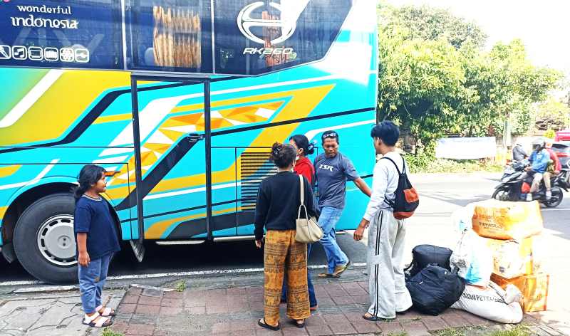 BALIK LAGI : Sejumlah penumpang bus arus balik turun dari bus AKAP di Ubung, Denpasar. (adrian suwanto/radar bali)