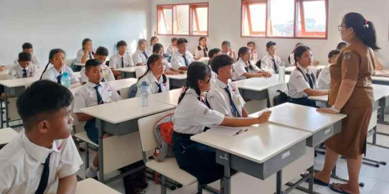 TAK JADI DARING : Aktivitas belajar mengajar di SMP 16 Denpasar. (adrian suwanto/radar bali)   